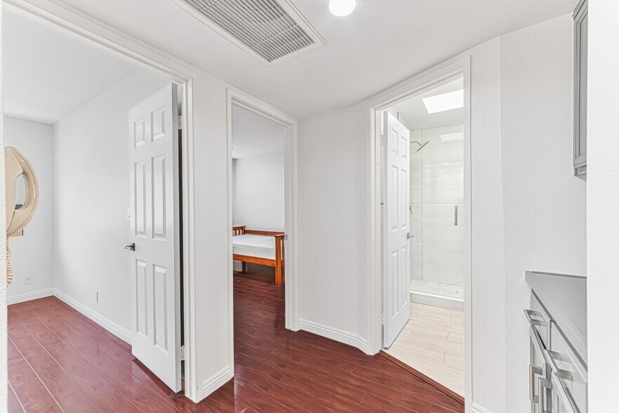 Building Photo - 402 California St