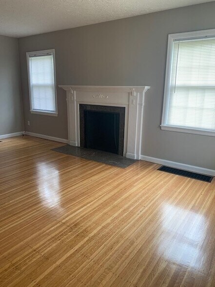 Building Photo - 657 W 44th St