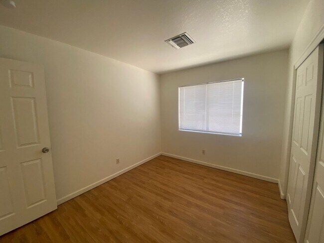 Building Photo - 3 Bedroom 2 Bathroom Home