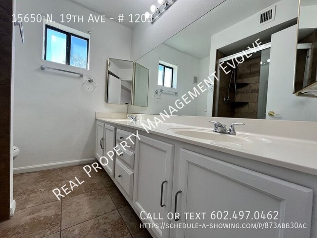 Building Photo - Phoenix Townhome is Move-in Ready! MOVE-IN...