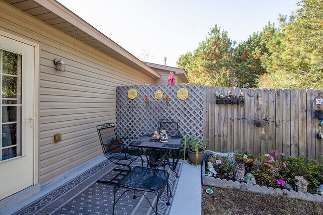 Building Photo - 3 bedroom 2 bathroom townhouse in Covington Villas