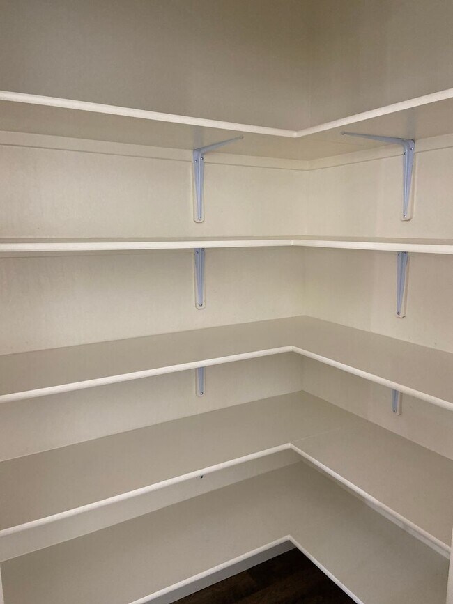 Building Photo - 4 Bedroom home located in Northside Visalia! Available Soon!