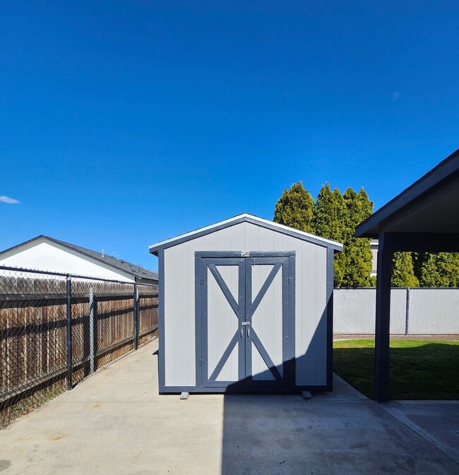 Building Photo - Updated 3 bed, 2 ba w/Oversized Covered Patio