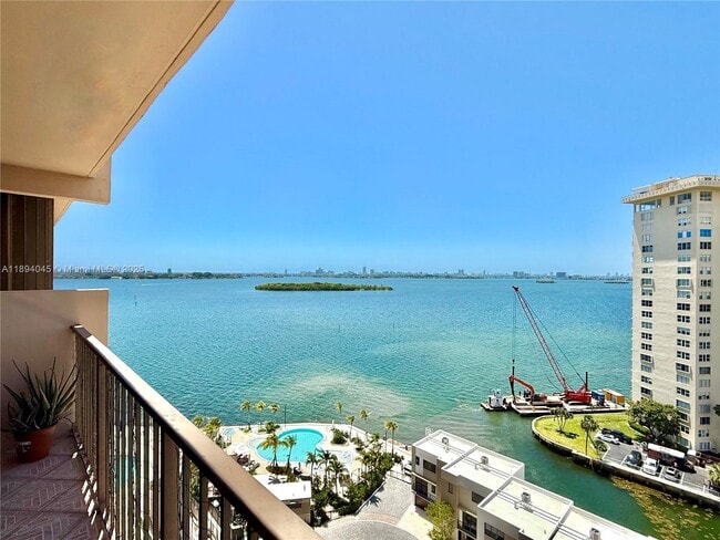 Primary Photo - 1800 NE 114th St