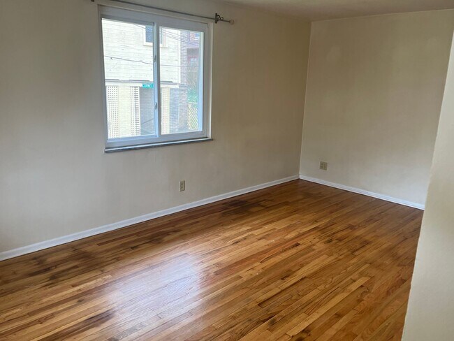 Building Photo - 321 Thorne Ave NE
