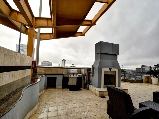 Building Photo - 2000 Bagby St