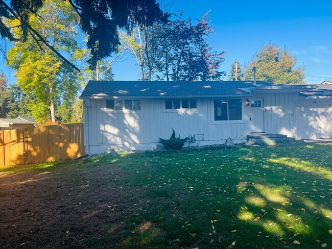 Building Photo - 409-411 Eastfield Dr