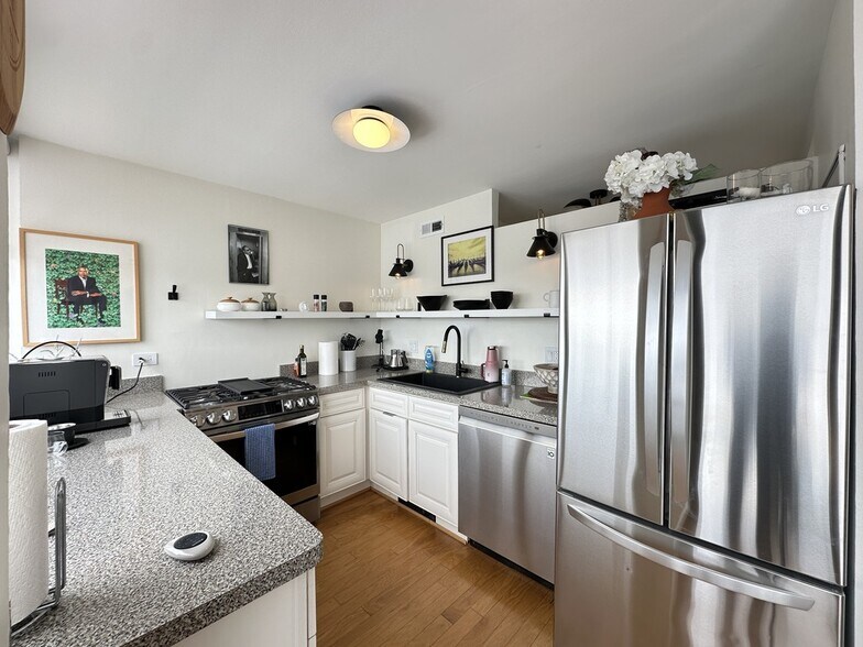 Building Photo - 6701 S Crandon Ave