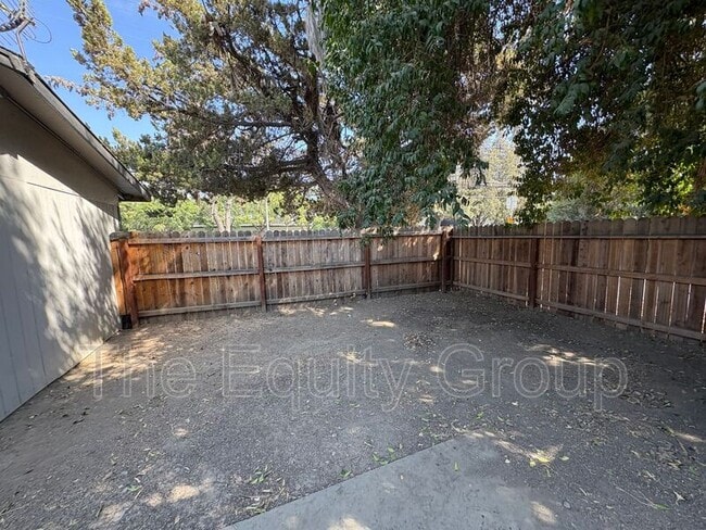 Building Photo - 505 N Lovers Ln
