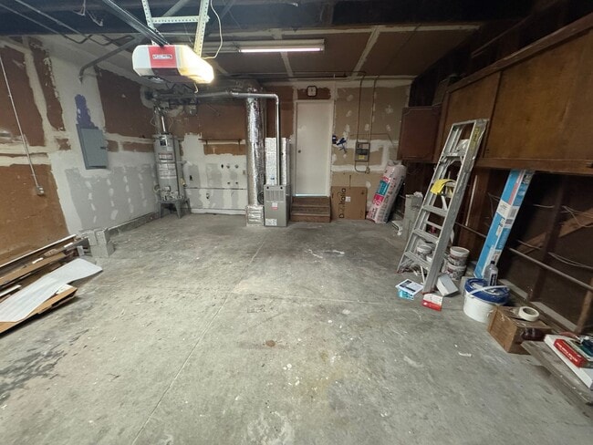 Building Photo - Beautifully Renovated 4-Bedroom Home in We...