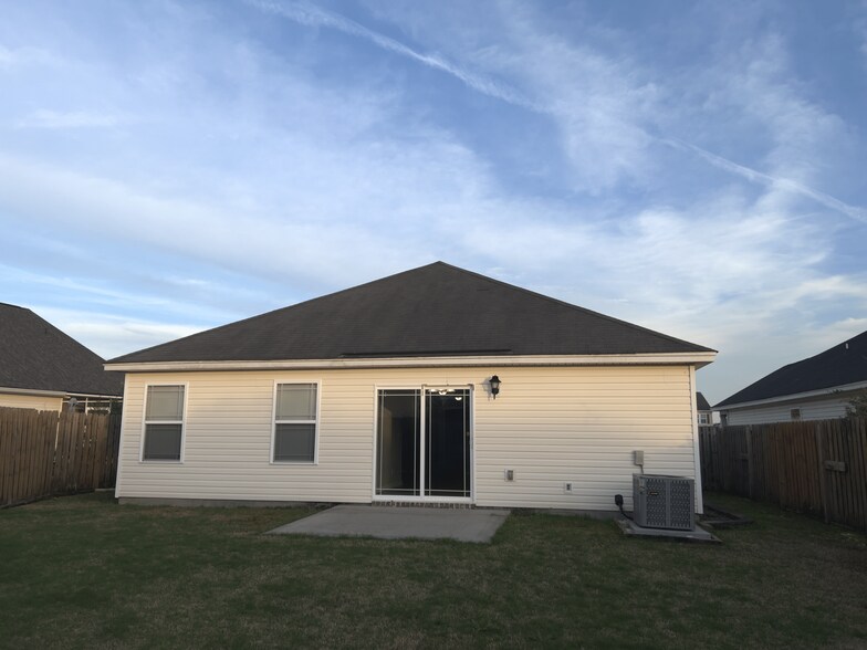 Building Photo - 21 Laurel Ln