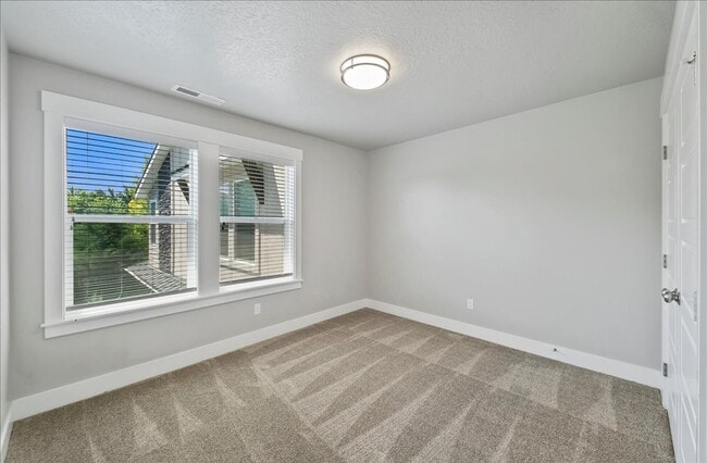 Building Photo - Eagle Townhome with Upscale Finishes!