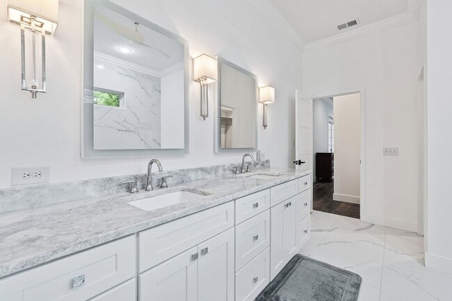 Building Photo - Beautiful 3/3 Pool Home in Gated Community W/ Lake Access