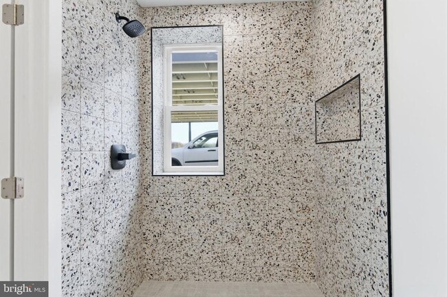 Building Photo - 2724 E Somerset St