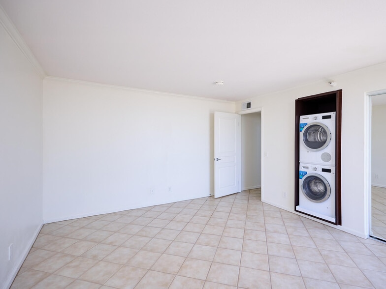 Building Photo - 7320 Hawthorn Ave