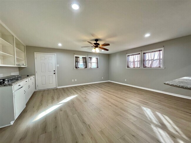 Building Photo - 817 N Valderas St