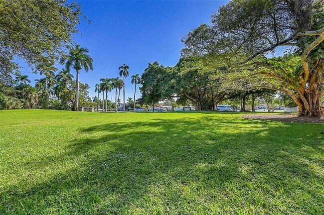 Building Photo - 1027 Tequesta St