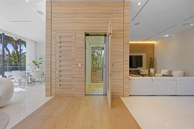 Building Photo - 3260 NE 165th St