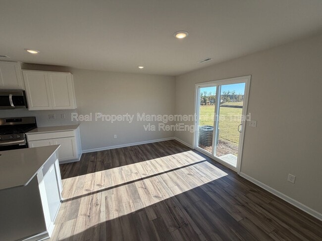 Building Photo - 329 Kingscote Wy