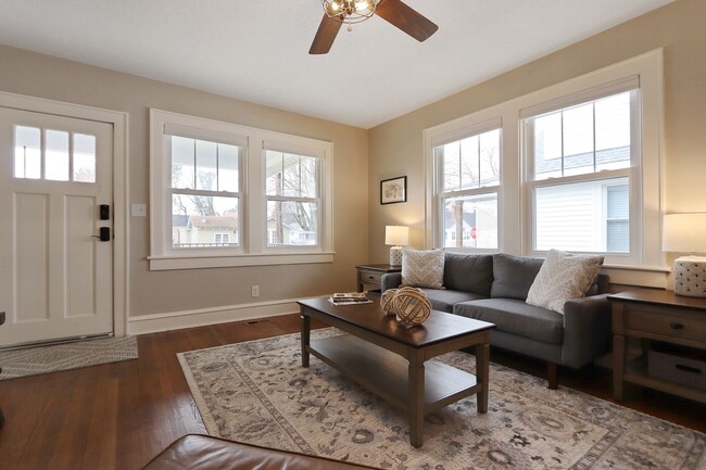 Building Photo - 215 E Cummings Ave