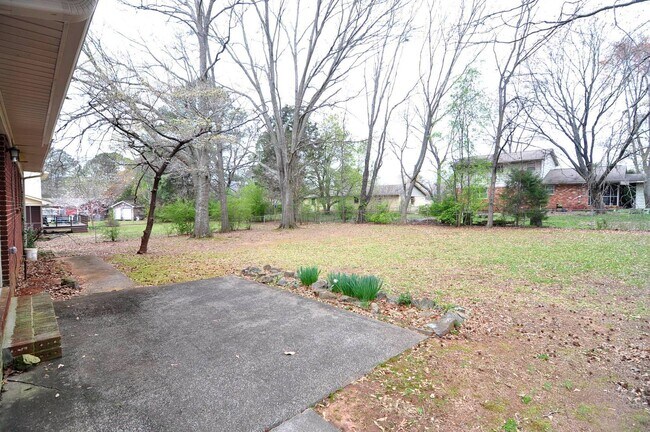 Building Photo - 2505 Lancelot Dr SE