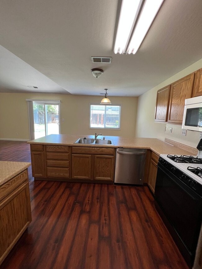 Building Photo - Beautiful NW Home for Rent 3+2 $2,300
