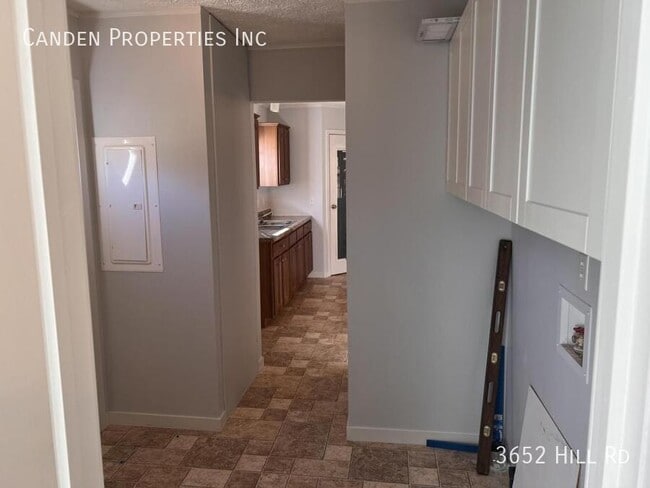 Building Photo - 3652 Hill Rd