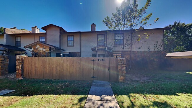 Building Photo - Start your new year in this 2 bedroom, 2.5 bath home located in Shadow Mountain Condominiums!