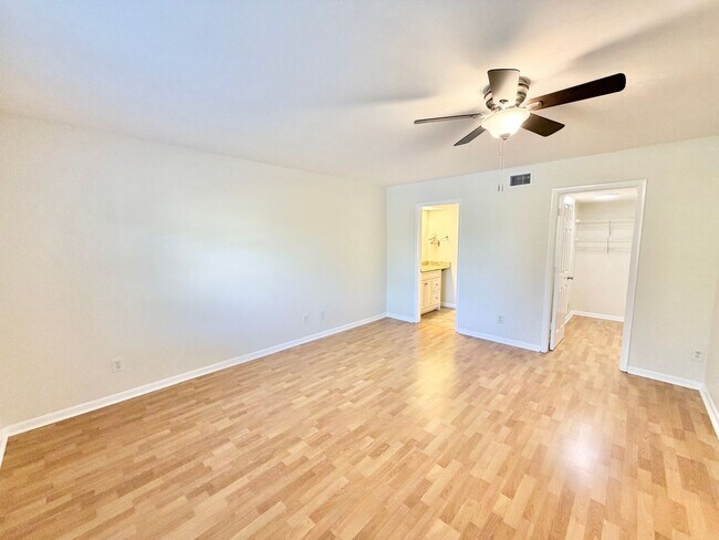 Building Photo - ** PALM RIVER ** 2 BED / 2 BATH - 1ST FLOOR - CONDO - NORTH NAPLES - ANNUAL RENTAL