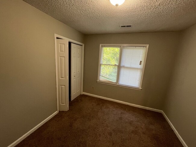 Building Photo - Lovely 3 bedroom, 2.5 bathroom 2-story hom...