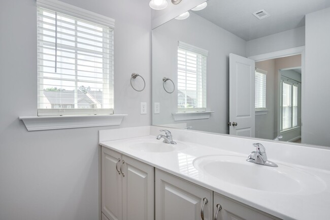 Building Photo - 3 Bedroom 2.5 Bath Townhouse