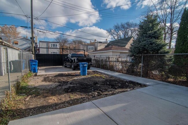 Building Photo - 2 bedroom in Chicago IL 60651