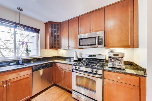 Building Photo - Light-filled 2bd/2ba right on S Four Mile Run $2850