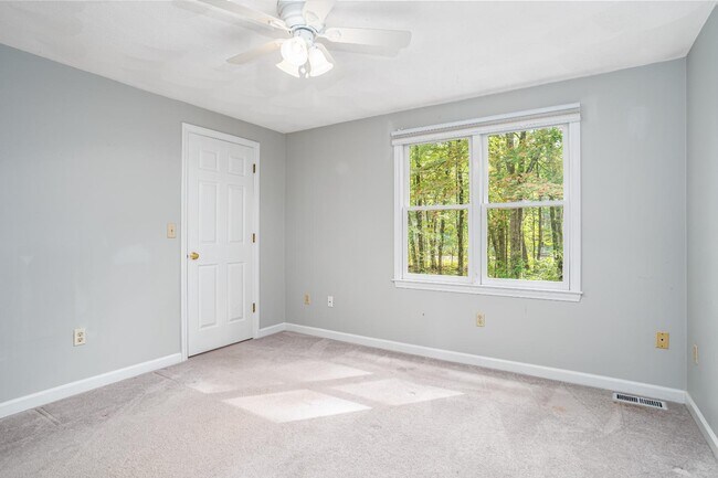 Building Photo - 6 Samantha Ln