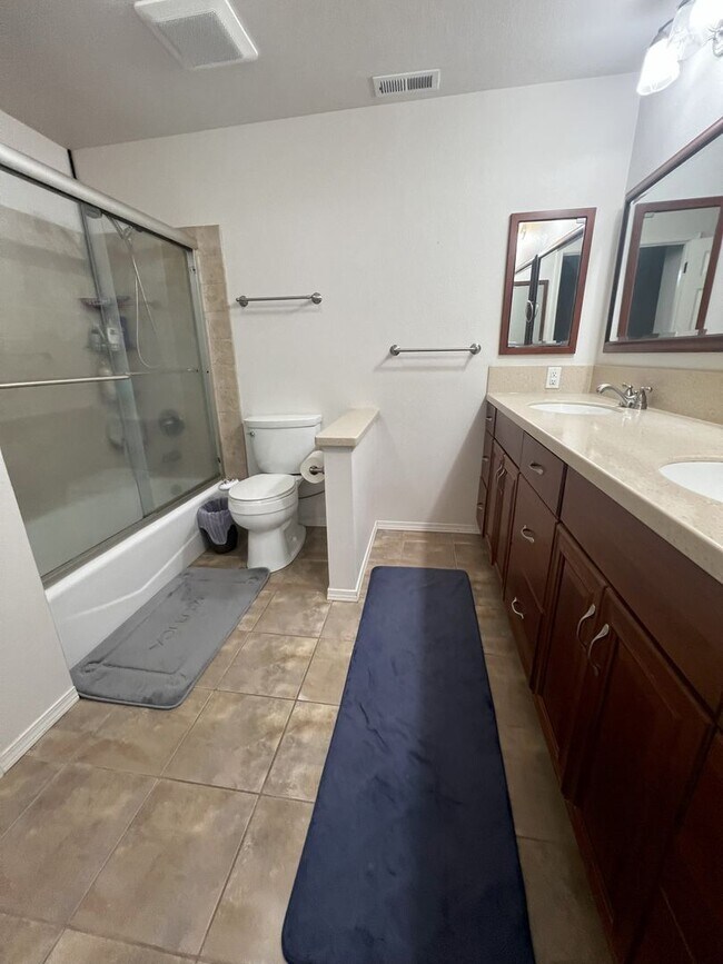 Building Photo - Well-Equipped 4 Bed 2.5 Bath Bellevue Home...