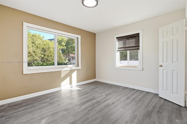 Building Photo - 2120 SW 16th St