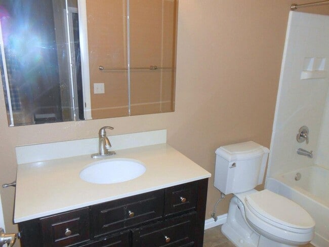 Building Photo - Beautiful Condo in The Falls Gated Communi...