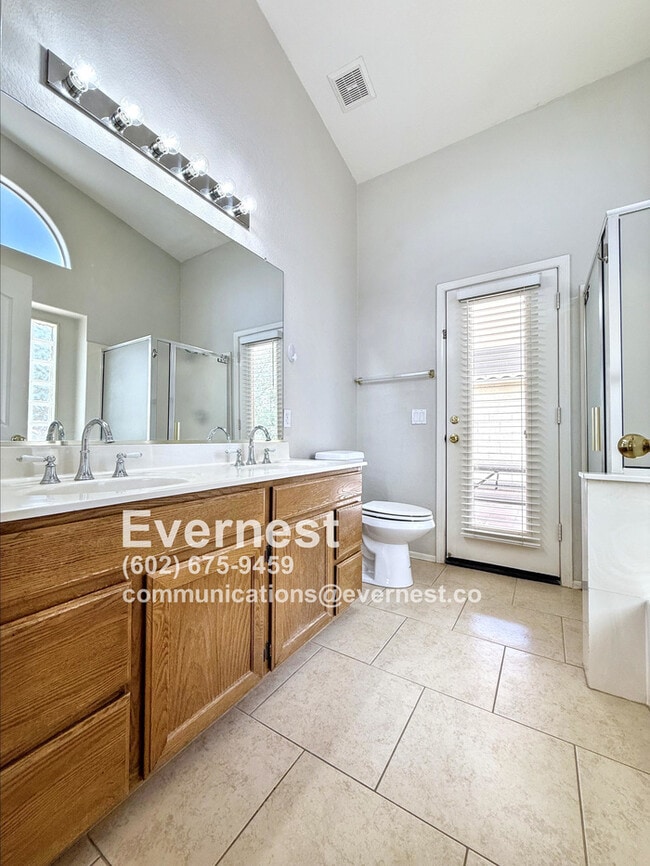 Building Photo - 3-Bedroom Home Near Schools and Everyday E...