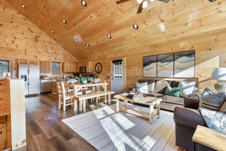 Building Photo - 3936 Valley View Dr