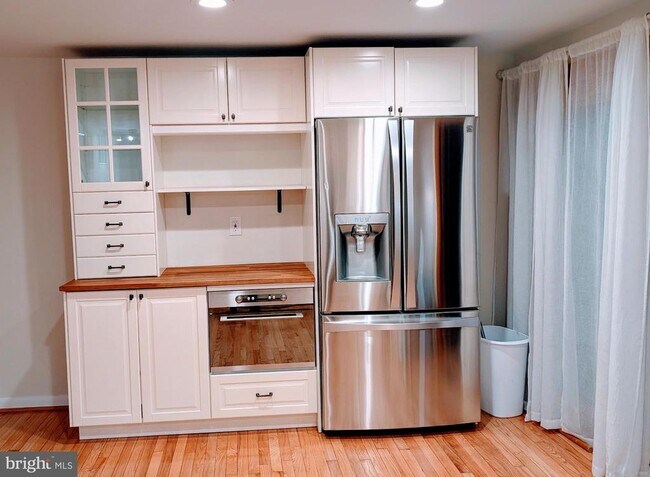 Building Photo - 8856 Youngsea Pl