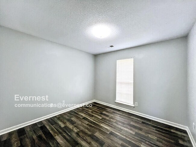 Building Photo - Charming 3-Bedroom Home with Comfortable L...