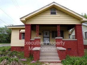 Building Photo - 900 Center St