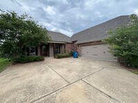 Building Photo - Large 4 Bedroom Home in Benton