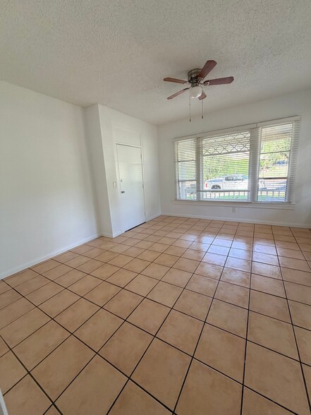 Building Photo - 869 Lincoln Ave