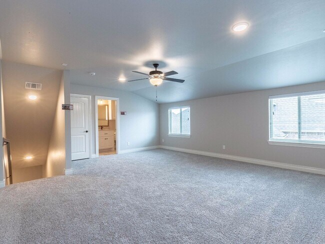 Building Photo - Beautiful Home - 4 Bedroom, 3 Bathroom with Bonus Room in East Edmond