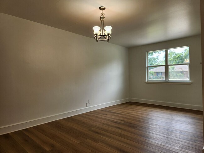 Building Photo - Stunning 4 bedroom, 2 bathroom home locate...