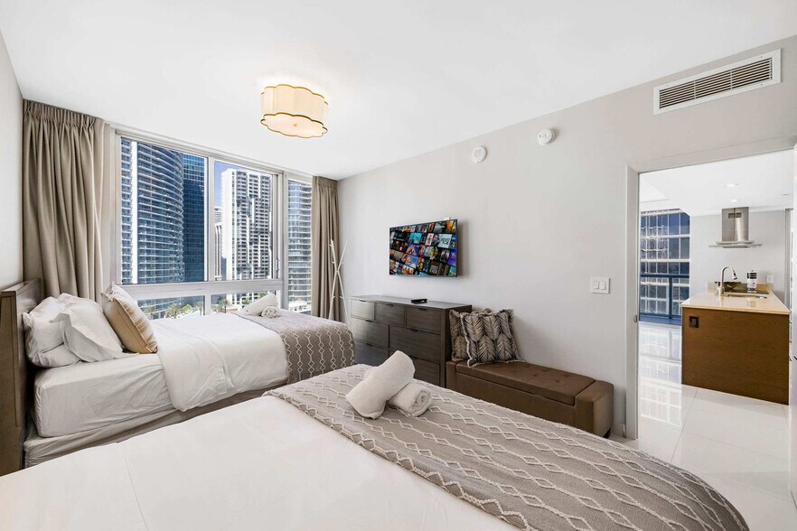 Building Photo - 485 Brickell Ave