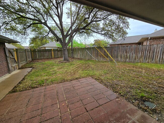 Building Photo - Bryan - 3 Bedroom - 2 Bath home with garag...