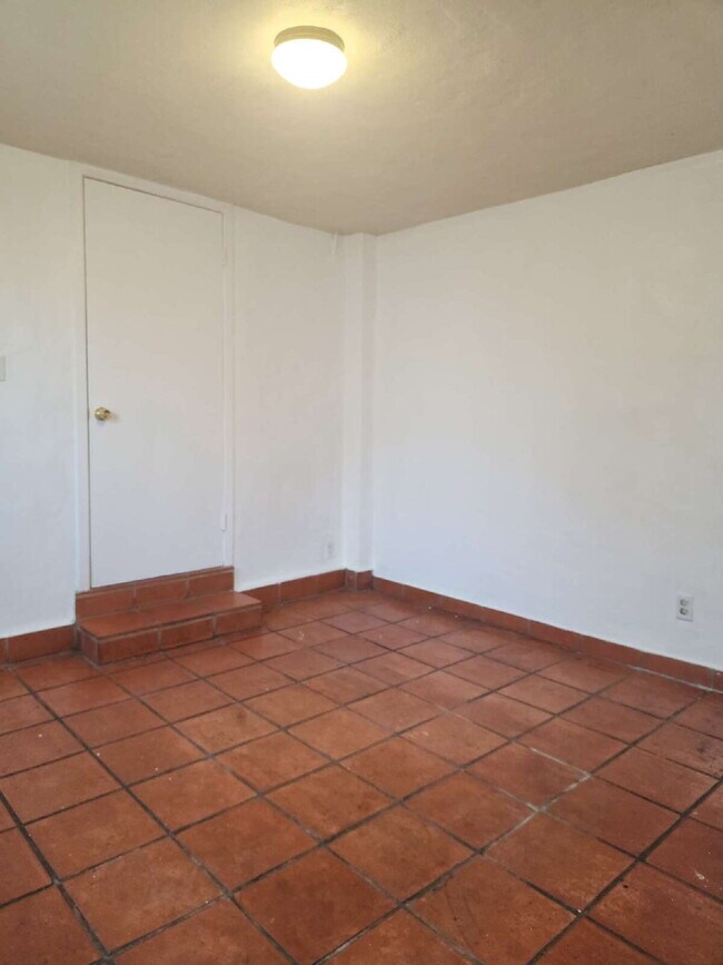 Building Photo - Available 2 bed 1 bath with large private ...