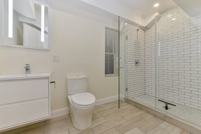 Building Photo - 458 E 7th St